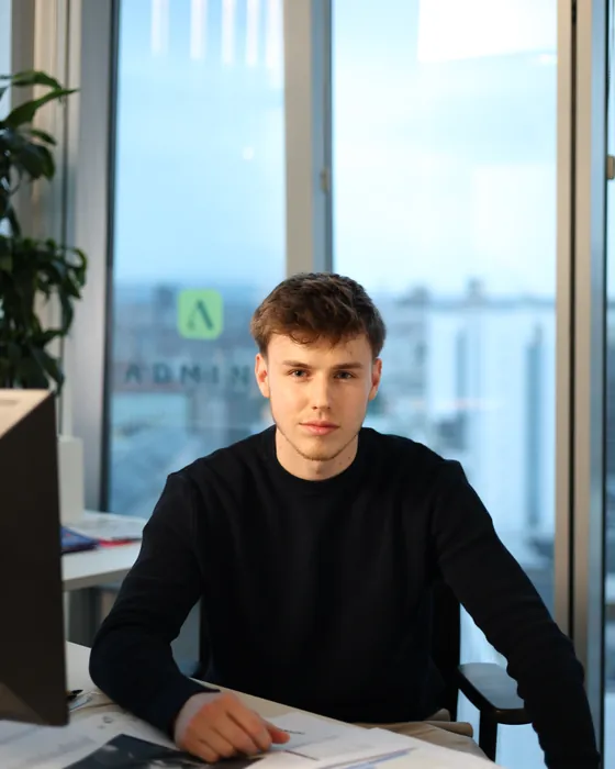 Lionel Hansen, Gründer von ADMIND, am Schreibtisch im ADMIND-Büro
